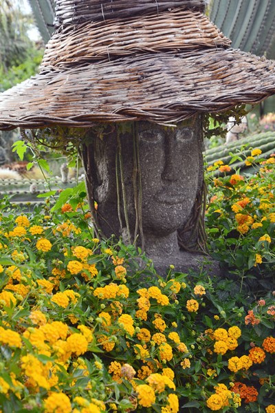 Misteriosa e favolistica scultura di testa di donna. Giardini Ravino / Photo©Silvana Matozza