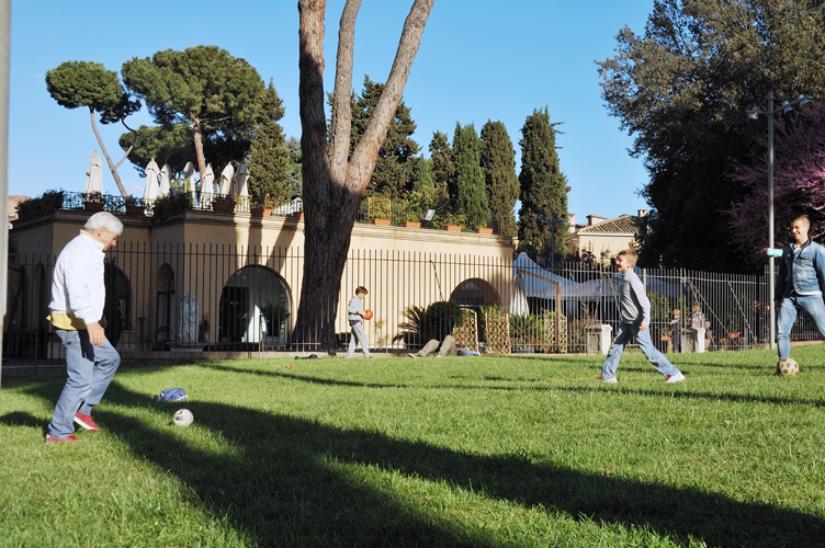 Persone giocano al calcio / Photo©Silvana Matozza, Guido Bonacci