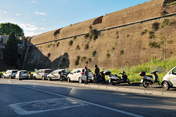 Mura aureliane su Viale di Porta Ardeatina / PhotoSilvana Matozza, Guido Bonacci