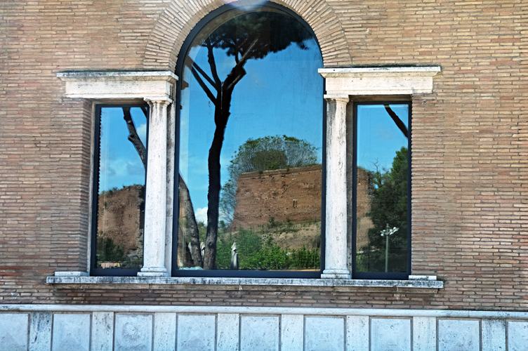 Il parco e le mura Aureliane riflesse sul vetro di una finestra / PhotoSilvana Matozza, Guido Bonacci