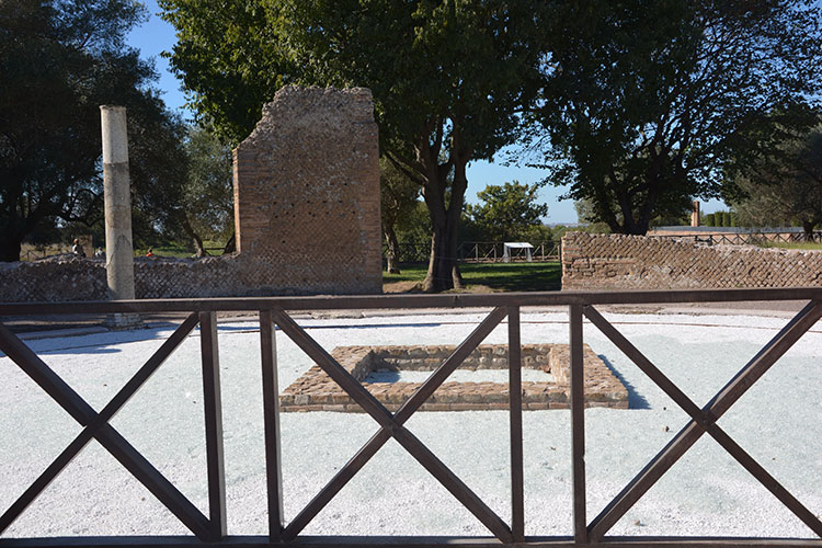 Villa Adriana. Scorcio con colonna. / PhotoSilvana Matozza, Guido Bonacci