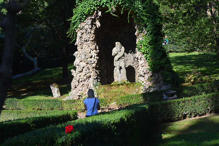 Statua nel Giardino di Villa d'Este./  PhotoSilvana Matozza, Guido Bonacci.