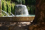 Una fontana d'acqua zampillante e brillante / PhotoSilvana Matozza, Guido Bonacci