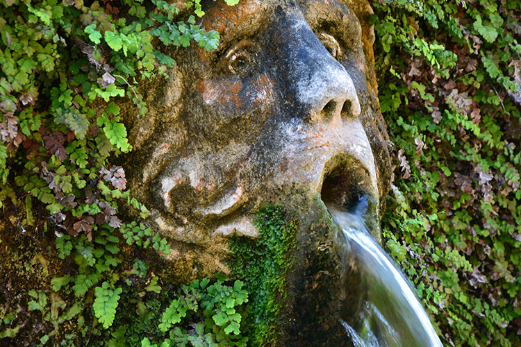 Mascherone con acqua. Cento Fontane  /  PhotoSilvana Matozza, Guido Bonacci