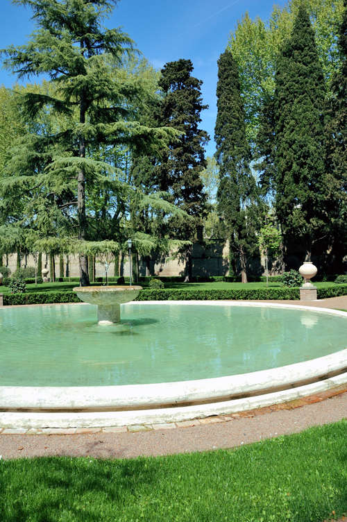 Elegante fontana circolare / PhotoSilvana Matozza, Guido Bonacci