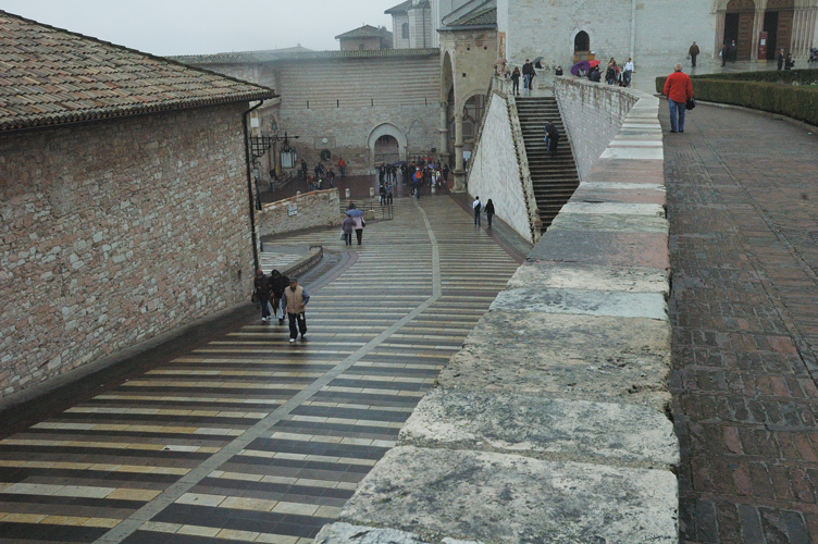 Turisti salgono dalla Basilica Inferiore a quella Superiore. foto Impressioni Jazz