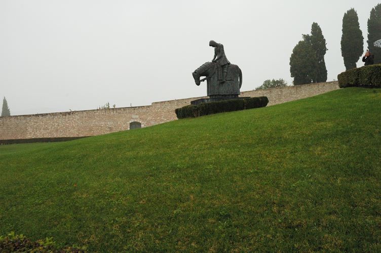 Statua bronzea dell'artista Noberto Proietti. Foto di Silvana Matozza