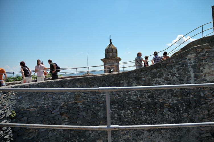 turisti sulla ronda del castello Odescalchi