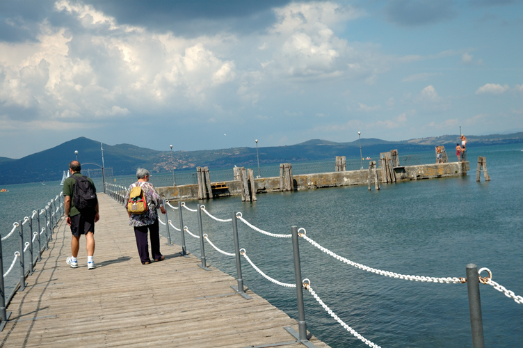 turisti sul pontile - lago di Bracciano