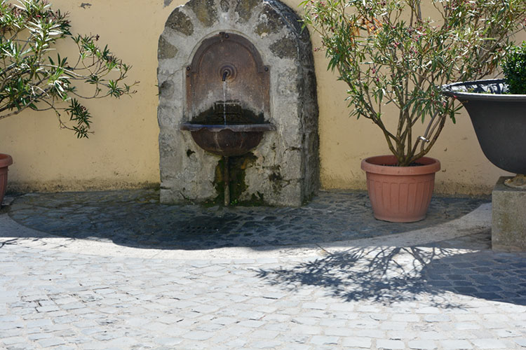 ../Images/Castel-Gandolfo.Fontana-di-Piazza-Cavallotti.jpg