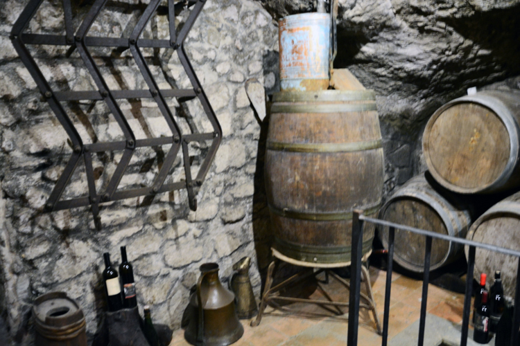 ../Images/Castel_Gandolfo.Arte-e-Vino.Scorcio-Grotta.Botti-e-bottiglie-di-vino.jpg