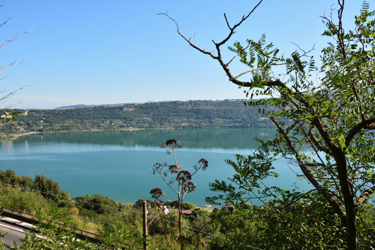 ../Images/Castel_Gandolfo.Scorcio.Binari-della-Ferrovia-e-Lago.jpg