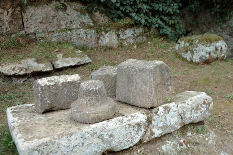 ../Images/Cippi_funerari_Banditaccia.jpg