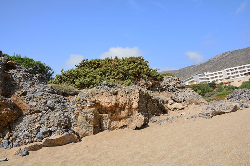 Falassarna. Spiaggia e edificio residenziale. PhotoSilvana Matozza, Guido Bonacci