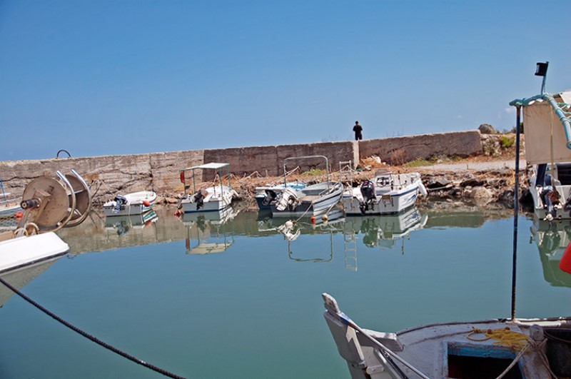 Il piccolo porto con pescatore sullo sfondo / Photo: Silvana Matozza