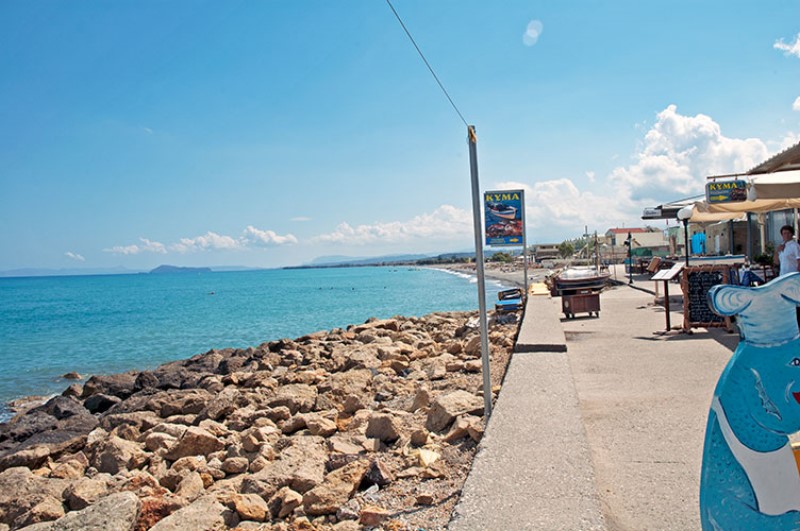 I ristoranti di fronte alla spiaggia di ciottoli.