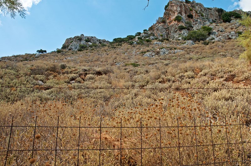 Collina rocciosa e brulla. Penisola di Rodops ( Spatha). View.