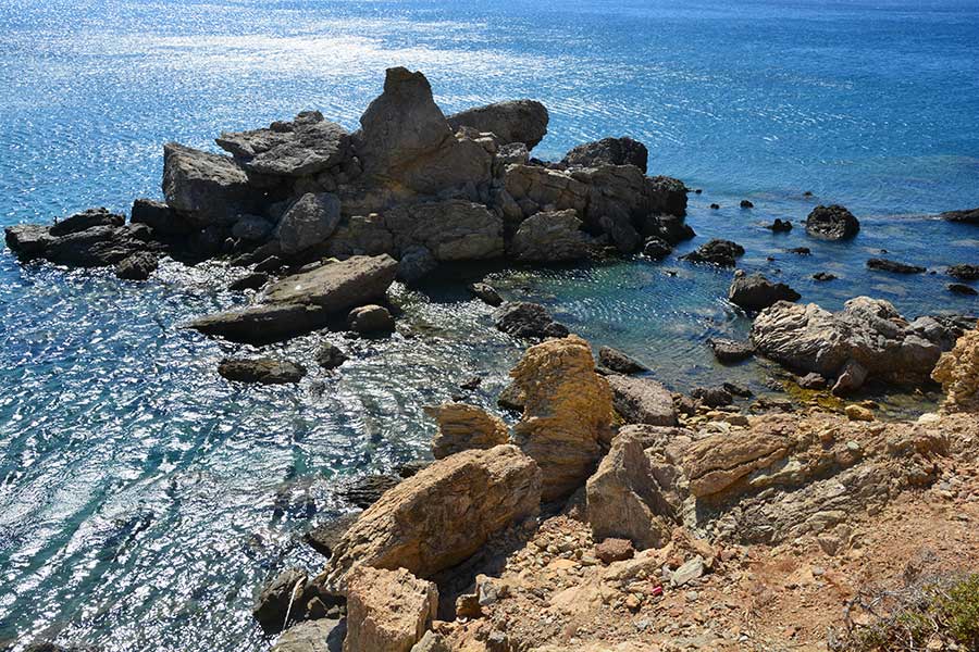 Scogli tra il mare azzurro splendente. / PhotoSilvana Matozza