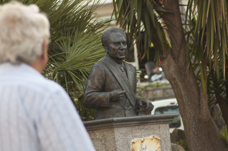 ../Images/Busto-bronzeo.Piazza-Restituta.Ischia.jpg