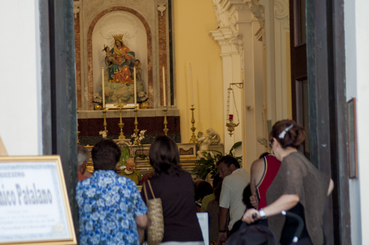 ../Images/Fedeli-in-chiesa-Santa-Maria-delle-Grazie.jpg