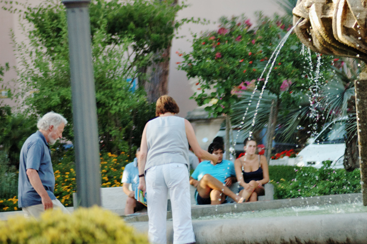 ../Images/Persone-alla-fontana.Lacco-Ameno.jpg