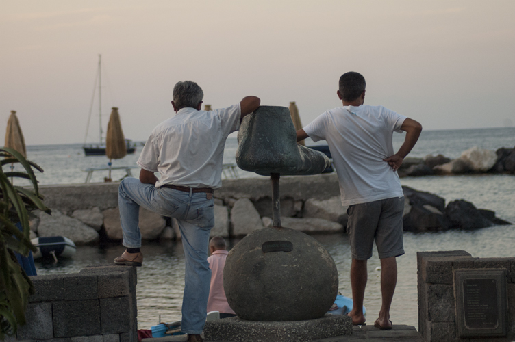 ../Images/Scultura-sul-lungomare.Isola-di-Ischia.jpg