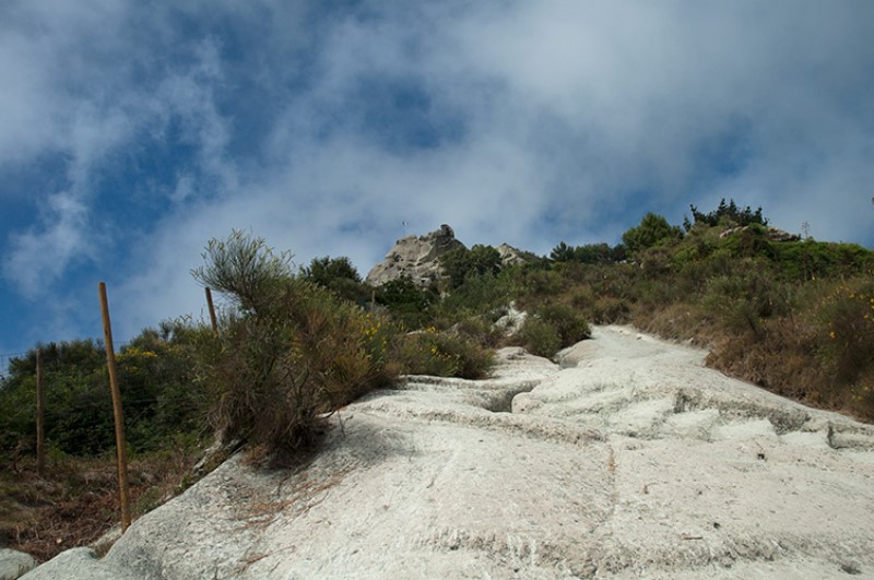 Gradini scavati nella roccia tufacea. Panorama d'Epomeo.