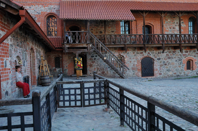 un'ala del cortile interno del Castello - foto Impressioni jazz