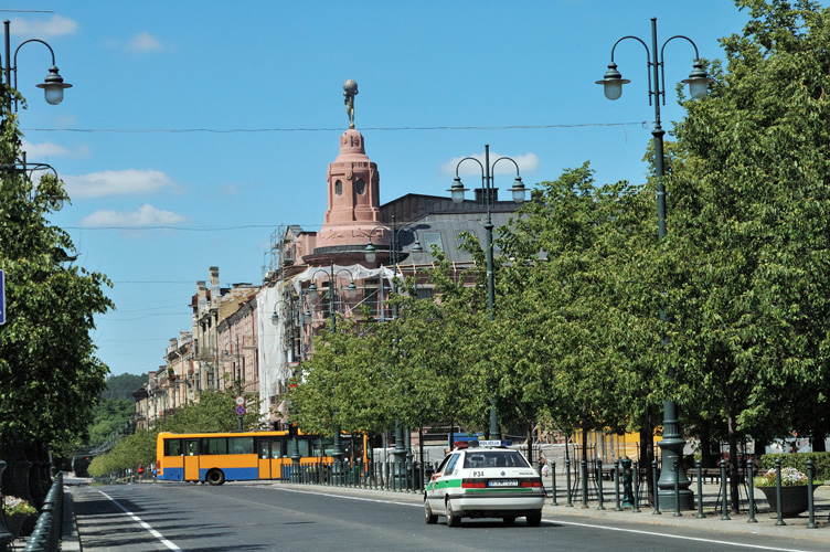 Atlante su campana - scultura su un tetto di Vilnius