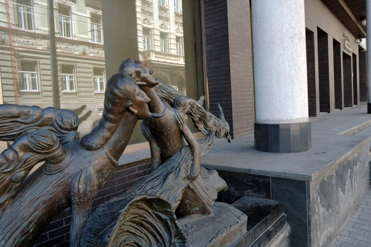 Gruppo scultoreo con due angeli e cornucopia a Vilnius. Photo Impressioni Jazz
