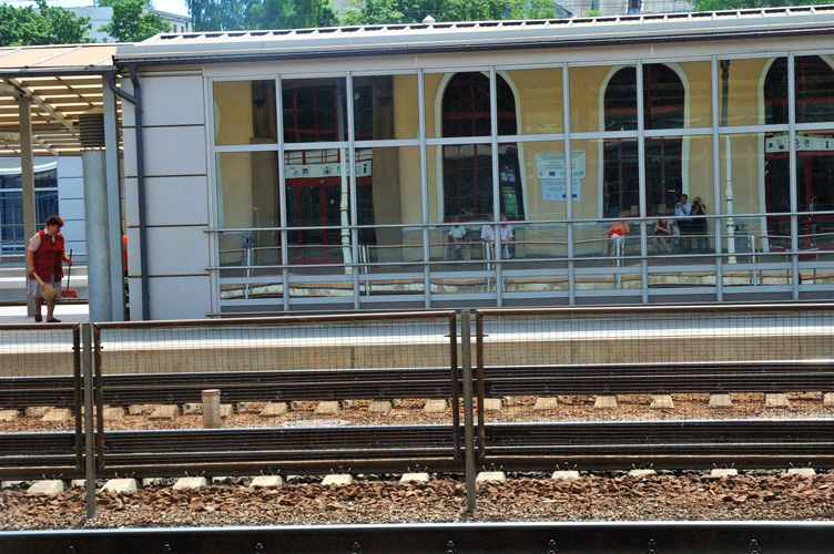 Persone sedute aspettano il treno.