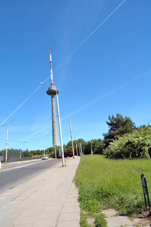 Veduta, da lontano, dell'alta Torre della Televisione della citt di Vilnius.