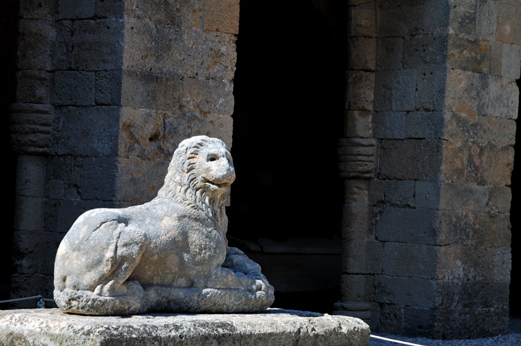 Leone con testa di toro tra le zampe anteriori (hellenistic)/ Photo Impressioni Jazz