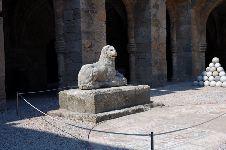 statua di leone ( lion ), mosaico da Arkasa e palle di cannone - Rhodes Greece / Photo Impressioni Jazz