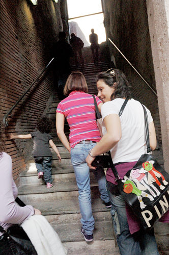 visitatori salgono le scale nel Museo dei Fori Imperiali