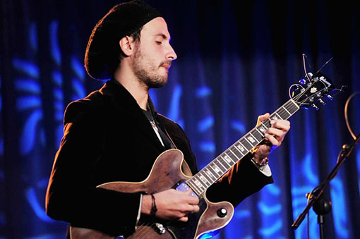 Alessandro Florio alla chitarra