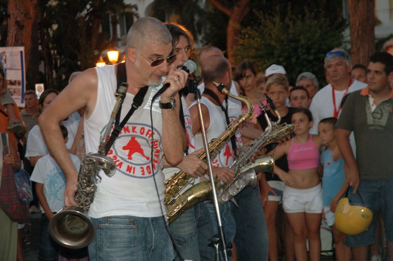 Il leader dei Funk Off, Dario Cecchini, con la band / PhotoSilvana Matozza, Guido Bonacci